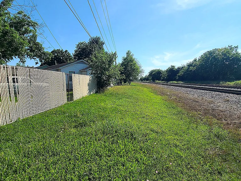 Side yard (Right)