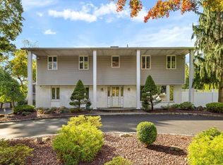 27 Tree Hollow Ln, Dix Hills, NY 11746