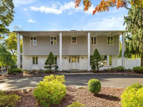 27 Tree Hollow Lane, Dix Hills, NY 11746