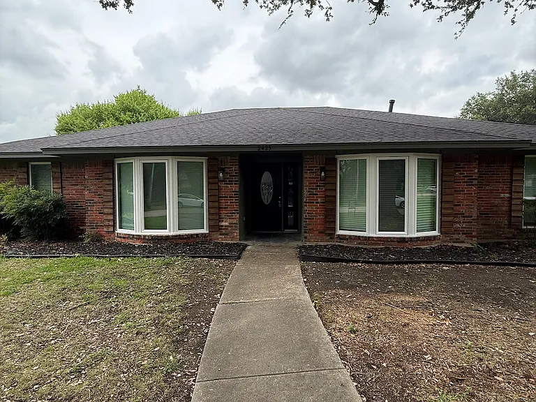 2425 Coleshire Dr — Photo 2