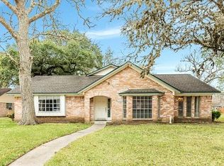 302 Narcissus St, Lake Jackson, TX 77566