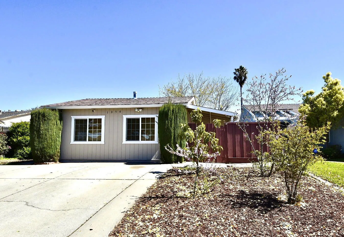 1954 Loch Ness Way — Photo 1
