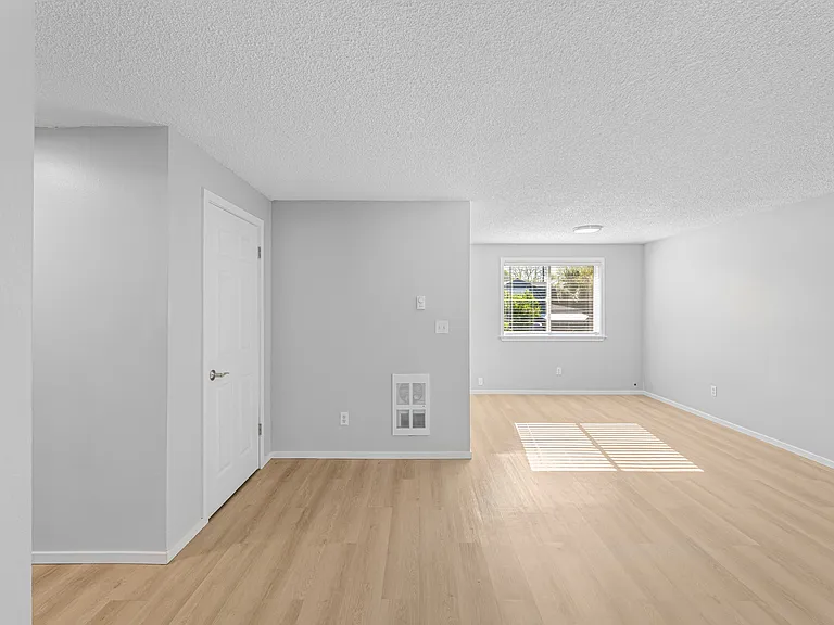 511 Avenue D #D — Photo 4