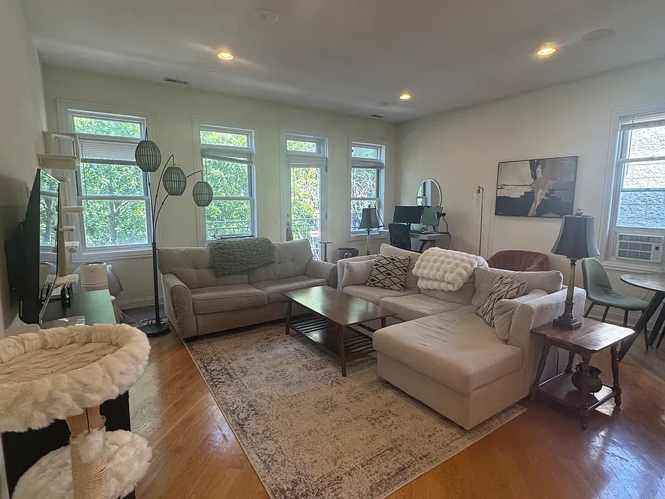 3247 N Seminary Ave #3
