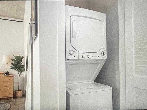 5th image of 118 W Chicago Ave #409
