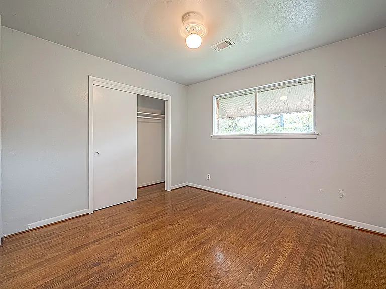 5646 Cedarburg Dr — Photo 17