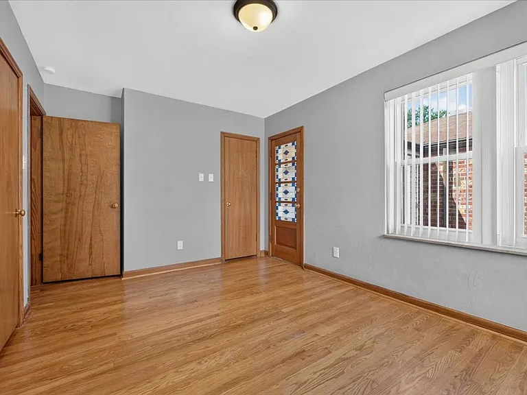 5907-5909 Jamieson Ave — Photo 10