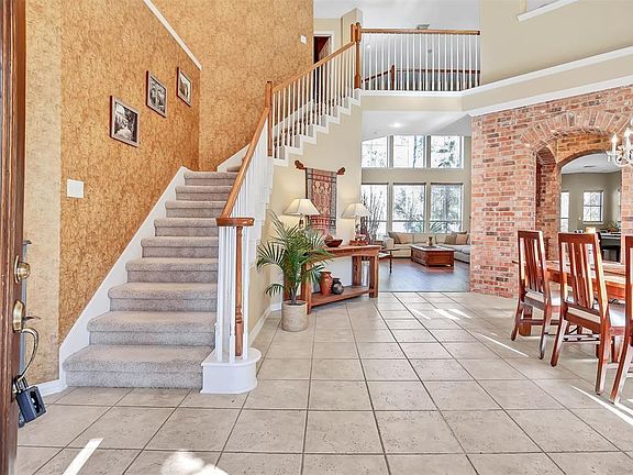 4th image of 162 Goldenvine Ct