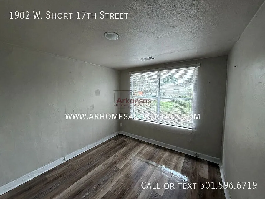 1902 W. Short 17th Street | 2 Bedrooms | 1 Full Bathroom ~ 1/2 Off First Month's Rent — Photo 4