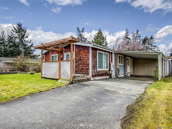 Great Carport with side entrance into the laundry/mud room.