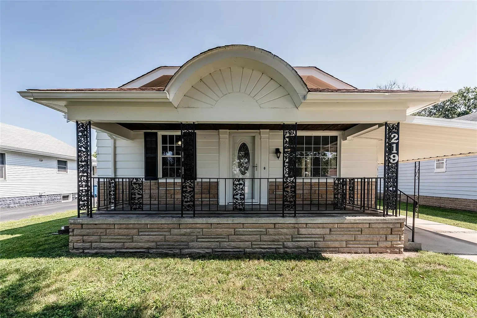 219 Park Dr photo 1
