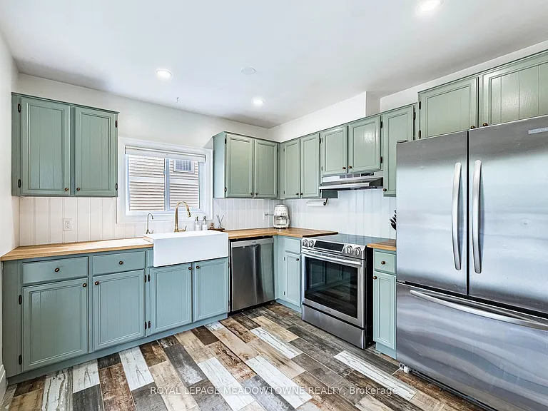 520 Pineview Gdns — Photo 8