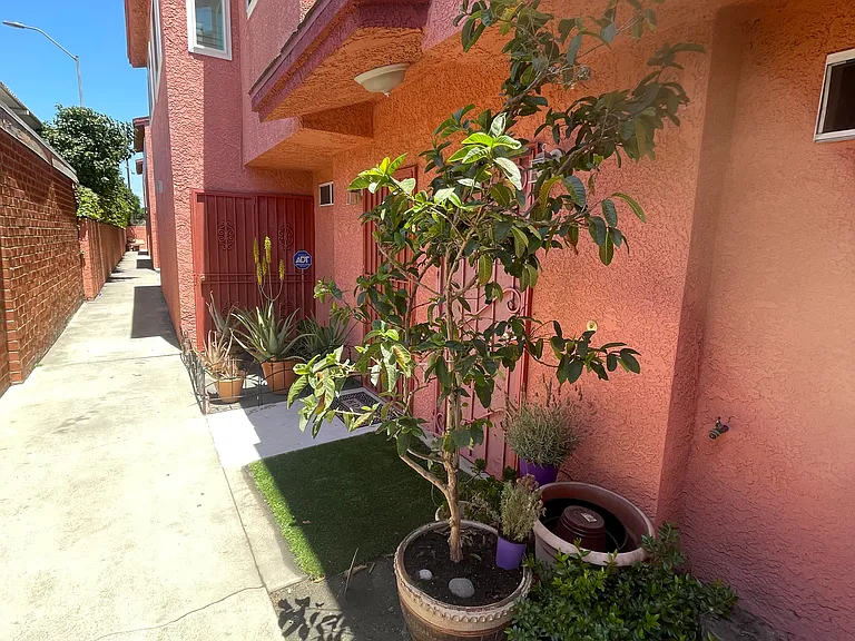 4321 Lennox Blvd #6 — Photo 9