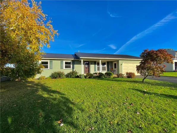 28 Fraser Dr, Hilton, NY 14468