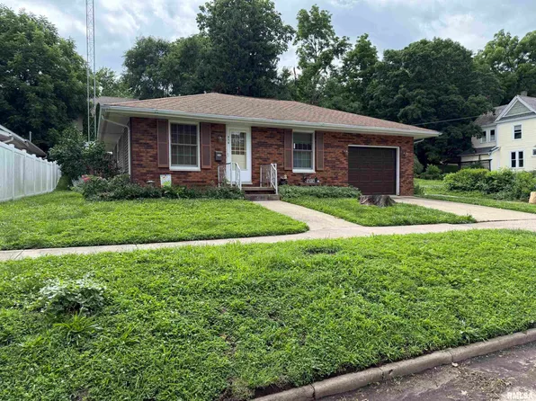 515 N 7th St, Petersburg, IL 62675