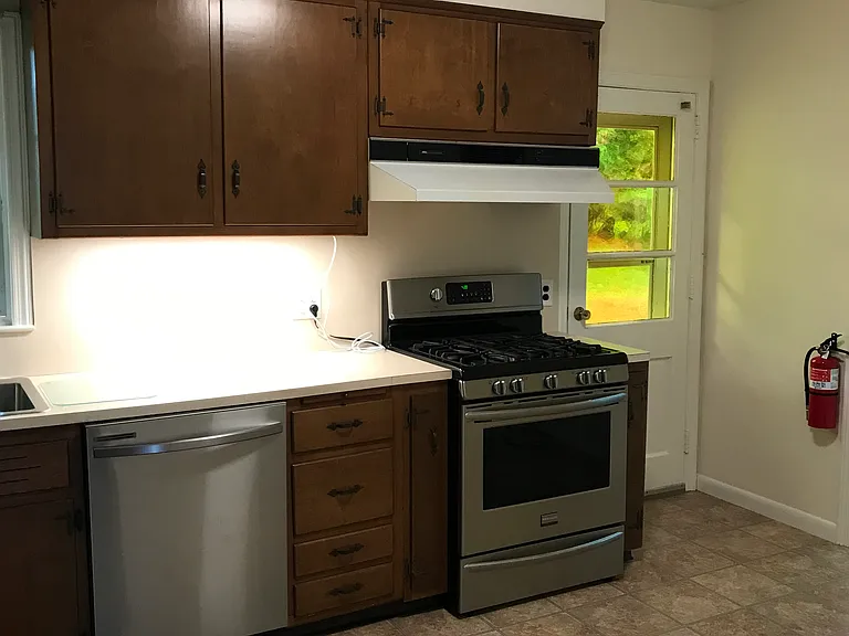 85 Phelps Ave — Photo 6
