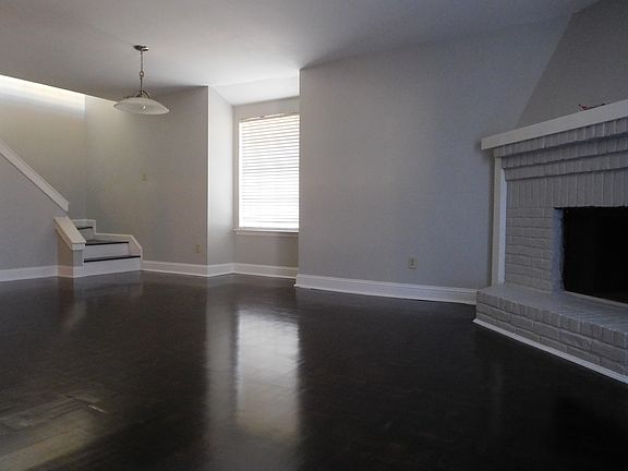 Top Floor w/ Balcony