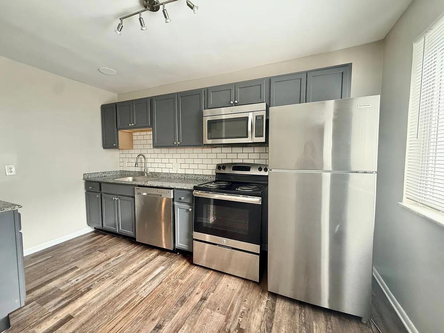 2 bed, 1.0 bath, $1,045 — Photo 3