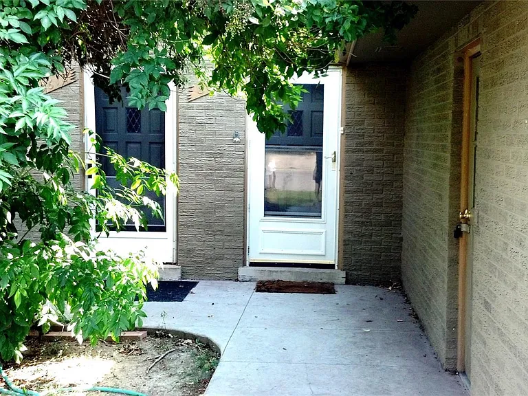 8618 W 62nd Pl — Photo 2