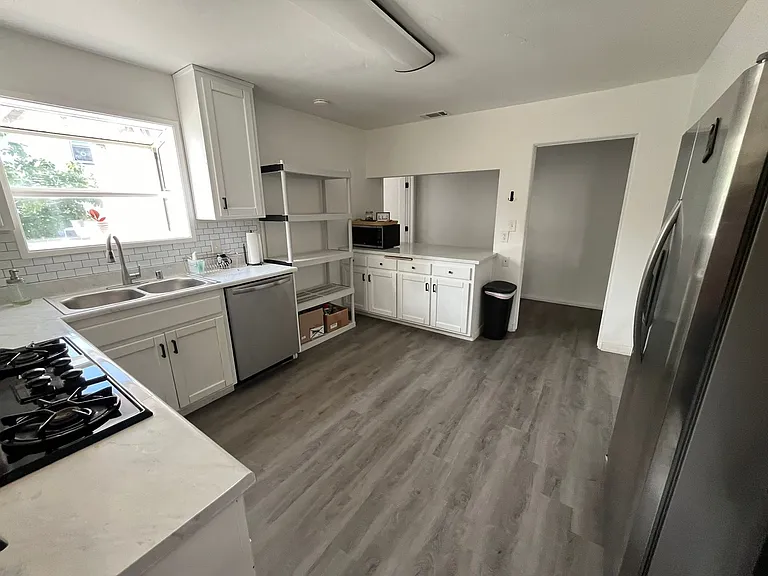 643-647 Avocado Ave — Photo 3