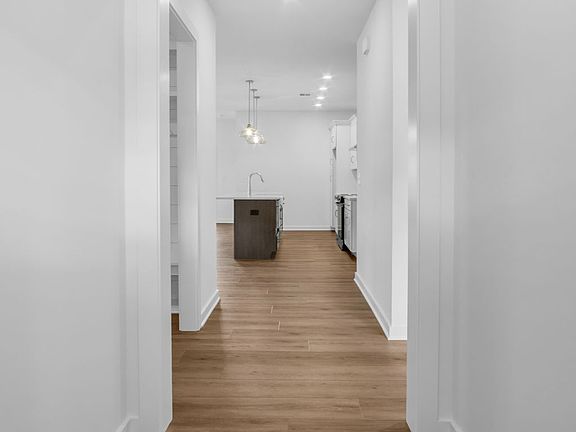 3rd image of 868 Shadowbrooke Dr