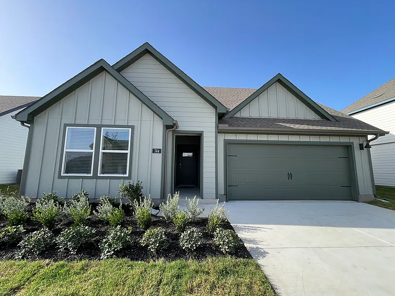 744 Sweet Pea Dr — Photo 2