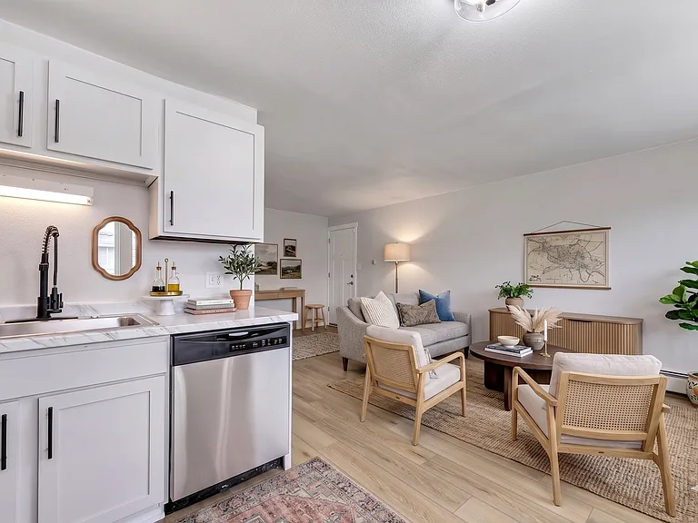 Hawk Point Apartments — Photo 12