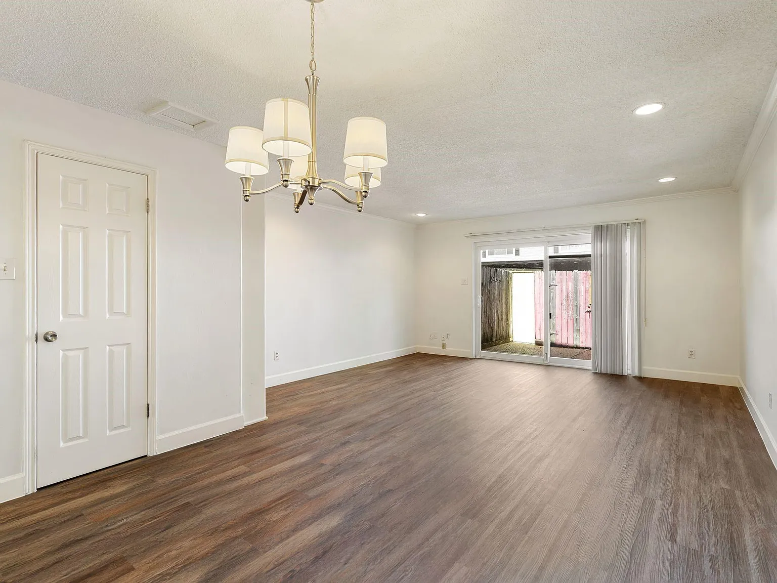 2 bed, 2.5 bath, 1385 sqft, $2,000 — Photo 3