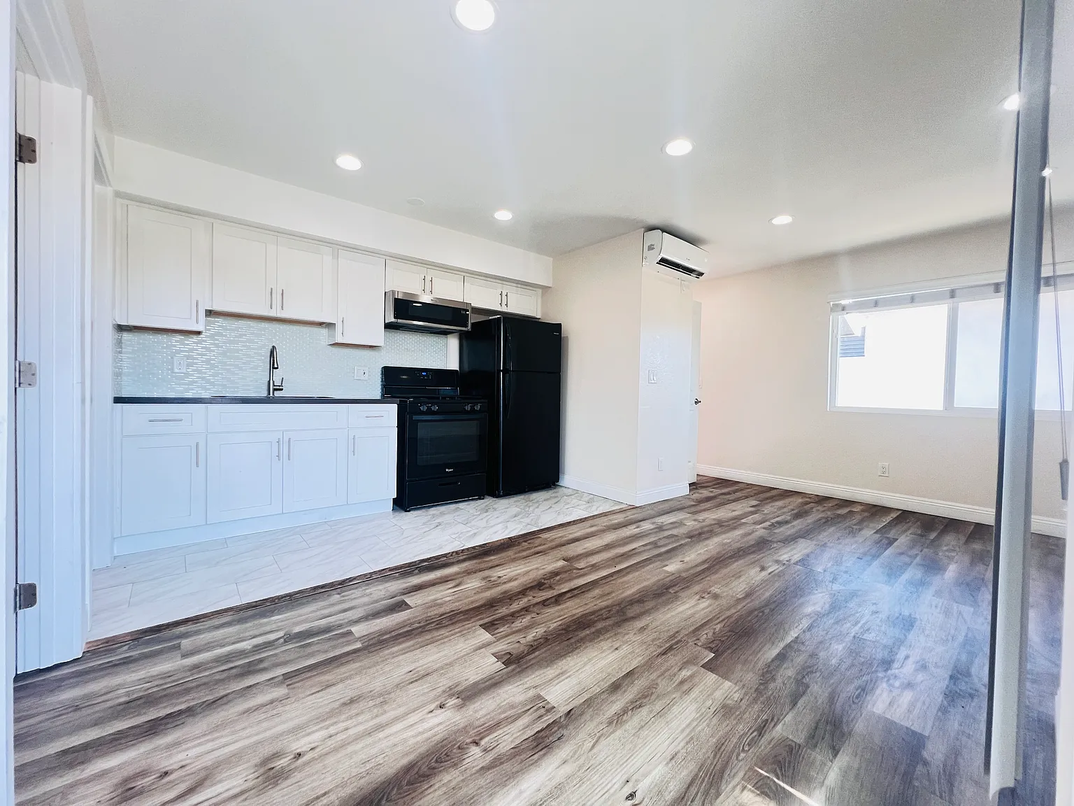 172 N Mariposa Ave — Photo 4