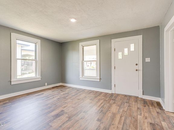 5th image of 1104 E Main St