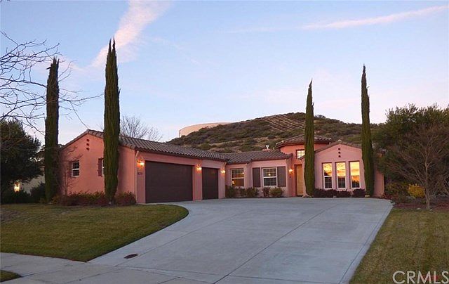1st image of 825 Hacienda Cir