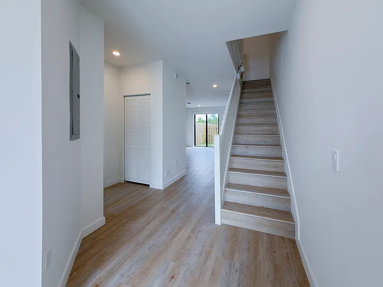 142 NW 10th Pl — Photo 2