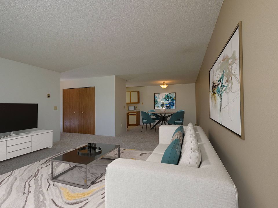 Fargo, ND South Pointe Apartments | Living