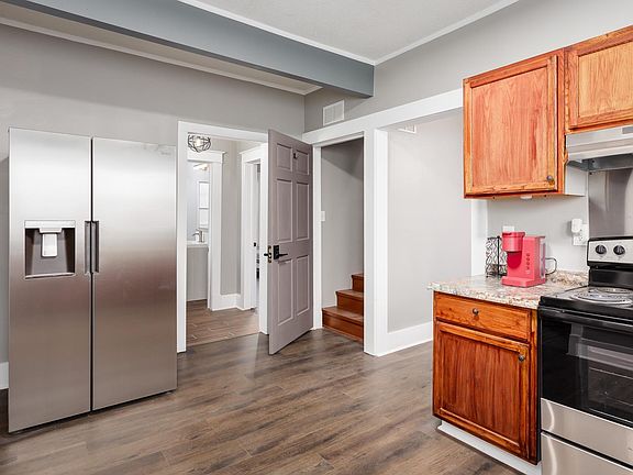 3rd image of 905 N Wood Ave #D