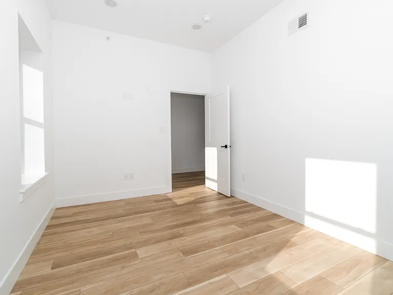 2700 E Auburn St — Photo 37