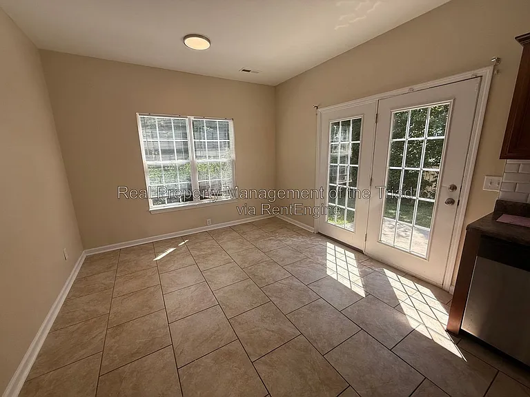 1258 Burton Ave — Photo 7