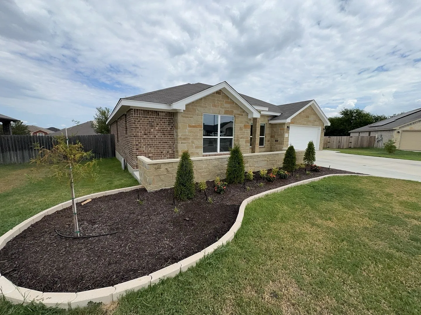 Modern 3-Bedroom Home — Photo 2
