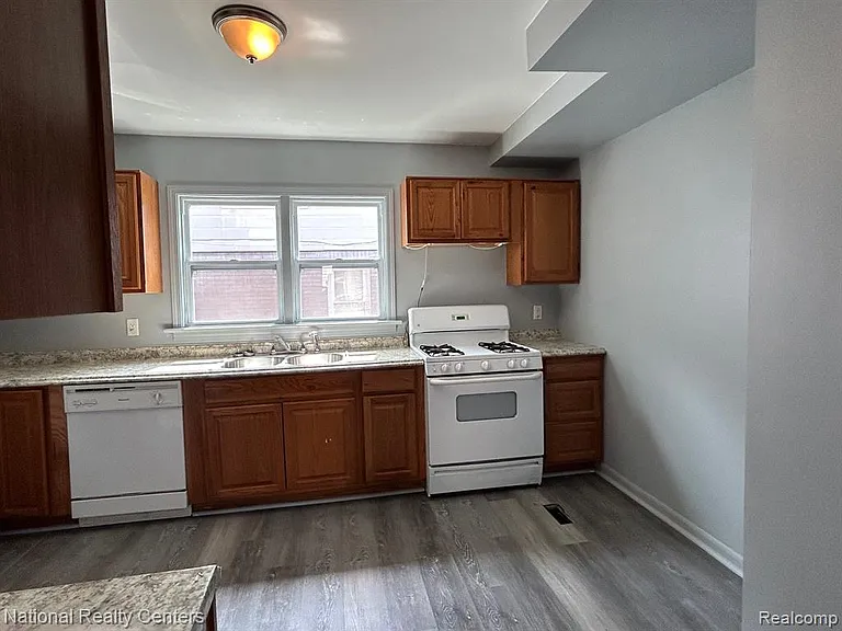 27626 Brettonwoods St — Photo 4