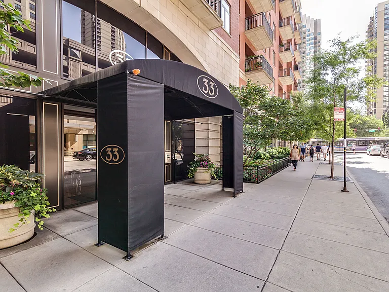 33 W Huron St #305 — Photo 2