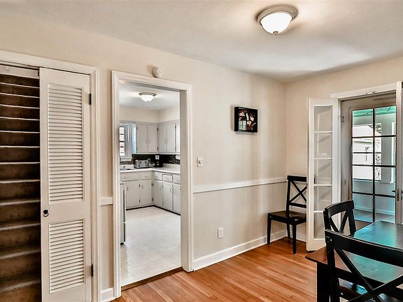 5th image of 315 Oak Knolls Ave