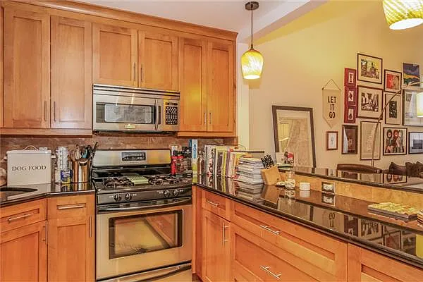 Sold by Avenue Sotheby's International Realty | media 12