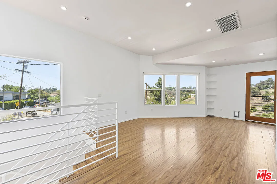 2 bed, 2.0 bath, 1214 sqft, $4,200 — Photo 4