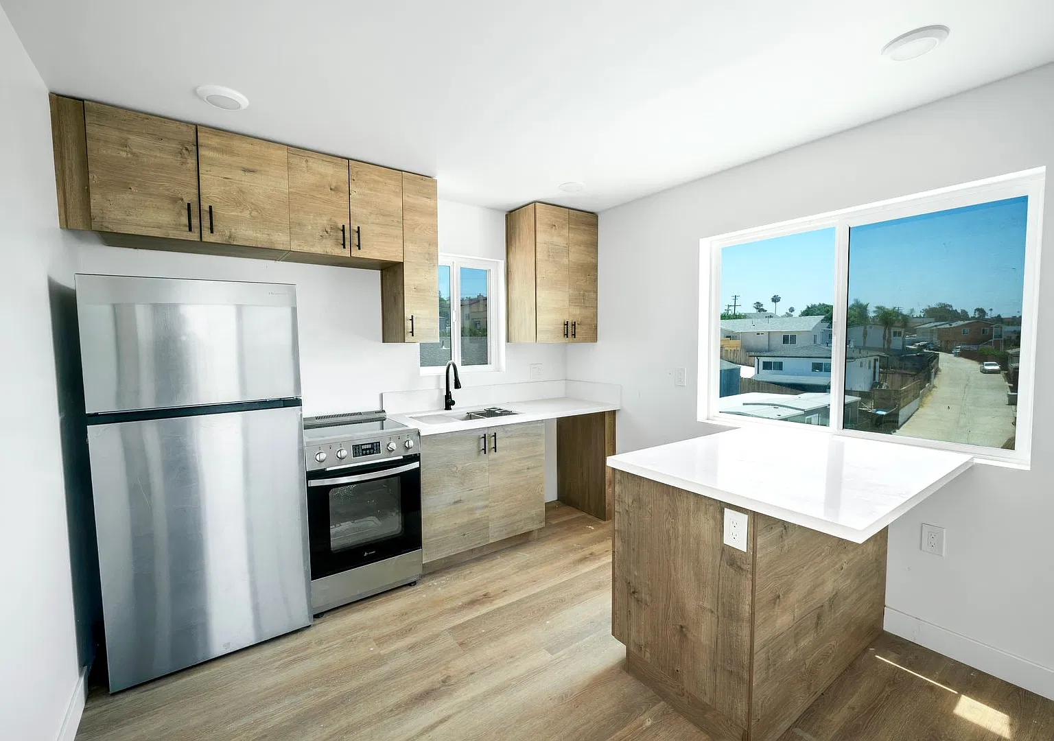 2325 Comstock Street — Photo 2