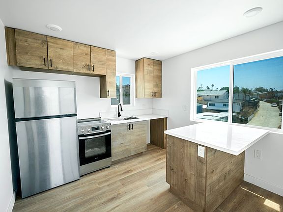 2nd image of 2325 Comstock St #8