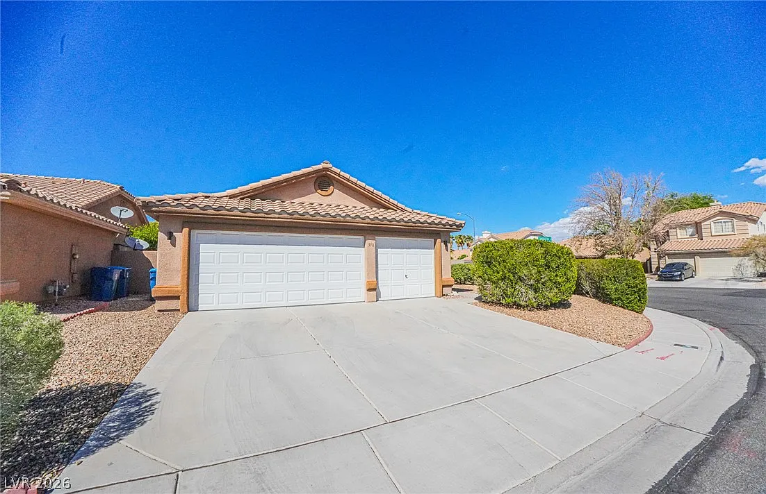 3 bed, 2.0 bath, 1430 sqft, $1,995 — Photo 1