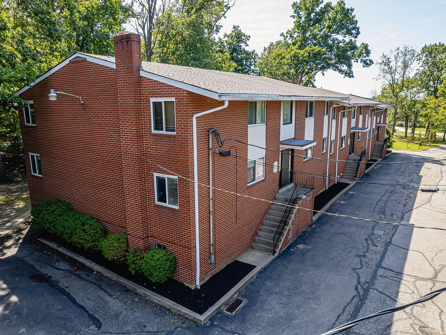 Brooklane Manor Apartments — Photo 2