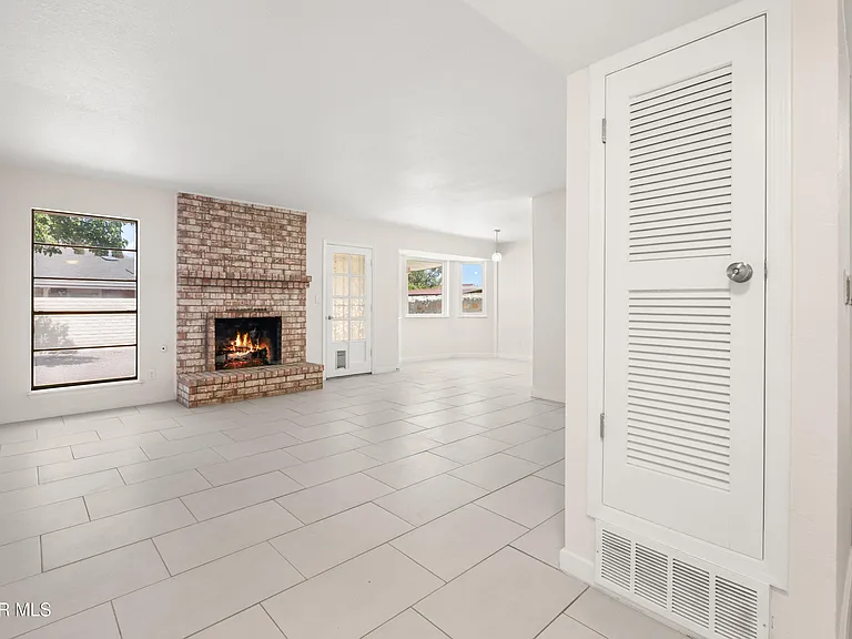 936 Oneida Dr — Photo 3