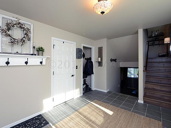 4th image of 462 Foxtail Dr E