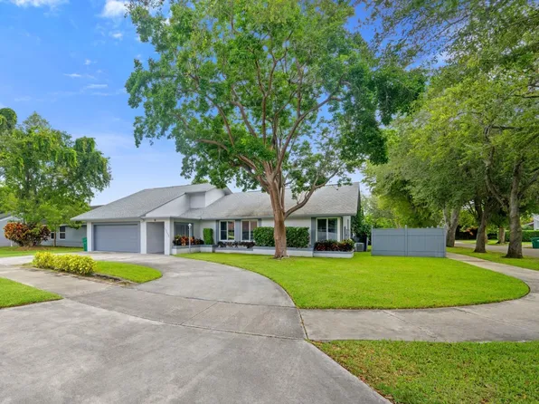 10115 E Calusa Club Drive, Miami, FL 33186