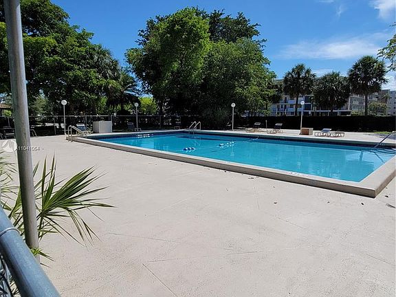 4th image of 919 Hillcrest Dr APT 110